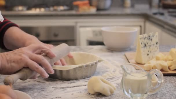 Crop Chef Anónimo Con Corteza Pastelería Encima Mesa Con Plato — Vídeos de Stock