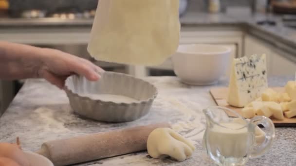 Crop Chef Anonimo Con Crosta Pasticcera Sopra Tavola Con Teglia — Video Stock