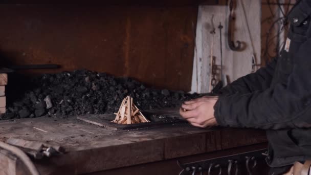 금속을 가열하기 작업장에서 밝히는 얼굴없는 대장장이의 — 비디오
