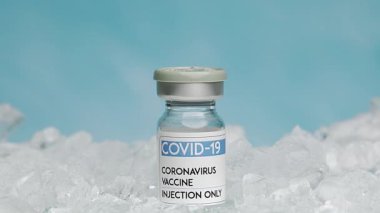Koronavirüs aşısı şişesi arka planda, kapat