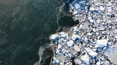 Kışın donmuş nehrin güzel hava manzarası. İzlanda 'da buz ve donmuş nehir