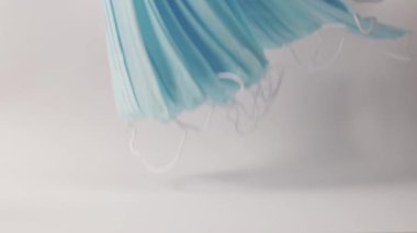 Stüdyoda düşen tıbbi maskeler, koronavirüsten korunma kavramını gösteriyor.