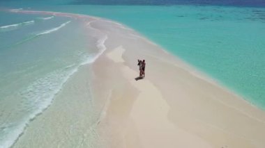 Güzel kumsalda dans eden kadın ve erkek 