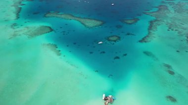 Maldivler 'deki tropikal ada. hava aracı görünümü.