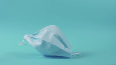 Stüdyoda düşen tıbbi maske, koronavirüsten korunma kavramını gösteriyor.
