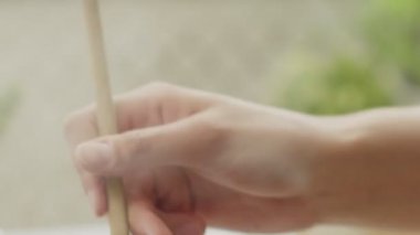 Anonim kadın aşçı spatulayla sıcak makarna karıştırırken ev mutfağında fırında yemek hazırlıyor.