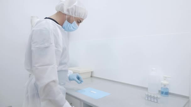 Professionele Mannelijke Arts Chirurgische Toga Handschoenen Masker Laten Vallen Chemische — Stockvideo