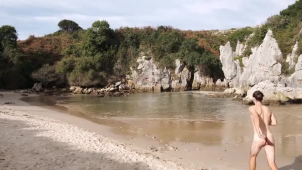 Pohled Zezadu Svlečeného Štíhlého Samce Běžícího Vody Klidného Jezera Vnitrozemské — Stock video