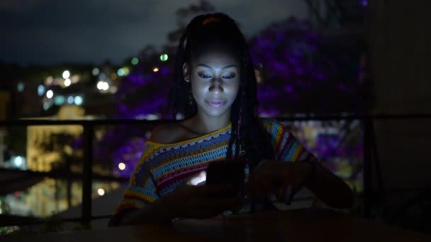 Афроамериканська Жінка Сидить Кафе Ввечері Спілкується Соціальних Мережах Через Смартфон — стокове відео