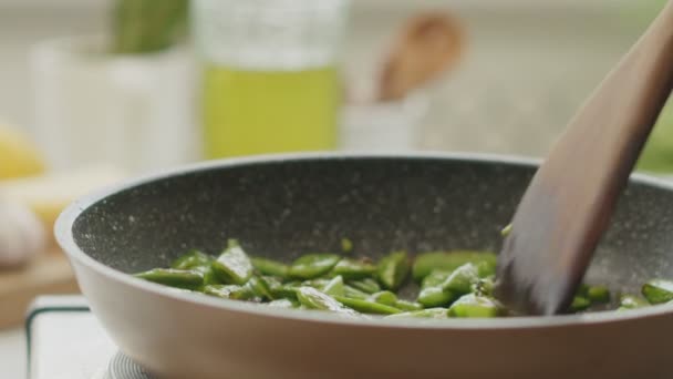 自宅のキッチンテーブルのプレートに緑豆を提供する匿名の女性料理の側面ビュー — ストック動画
