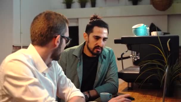 Mužští Baristé Sedí Pultu Notebookem Kavárně Mluví Pracovních Problémech — Stock video