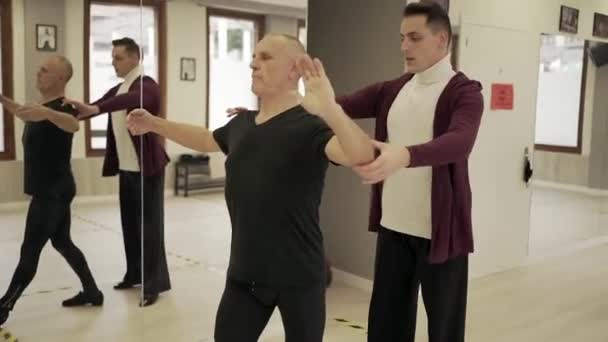 Erkek Eğitmen Geniş Salonda Dans Ederken Yetişkin Dansçılara Yardım Ediyor — Stok video