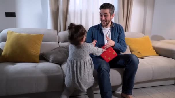 自宅でソファーで遊んでいる子供たちと父親 — ストック動画