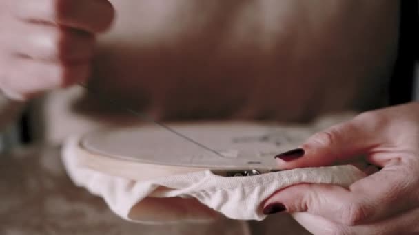 Вид Сбоку Женщины Обручем Нитками Вышивающими Звезду Сидя Столом Легкой — стоковое видео