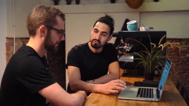 Männliche Baristas Sitzen Mit Laptop Tresen Café Und Sprechen Über — Stockvideo