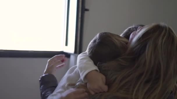 Imádnivaló Kis Testvérek Szőke Hajjal Nevetve Ölelkezve Boldog Anya Miközben — Stock videók
