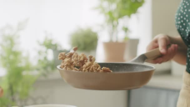 Onherkenbare Kok Bakken Roeren Walnoten Pan Fornuis Tijdens Lunch Voorbereiding — Stockvideo