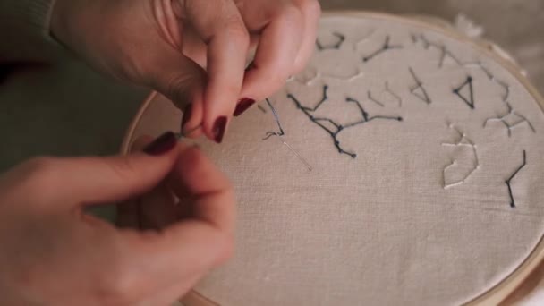 Crop Anonieme Vrouw Casual Outfit Threading Naald Voor Naaien Werk — Stockvideo