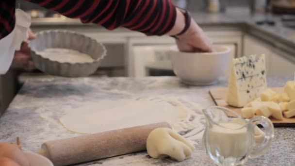 Vista Laterale Coltura Anonima Cuoco Cospargere Teglia Con Farina Tavola — Video Stock