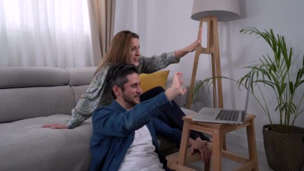 幸せな若いカップル過ごす時間で一緒に家 — ストック動画