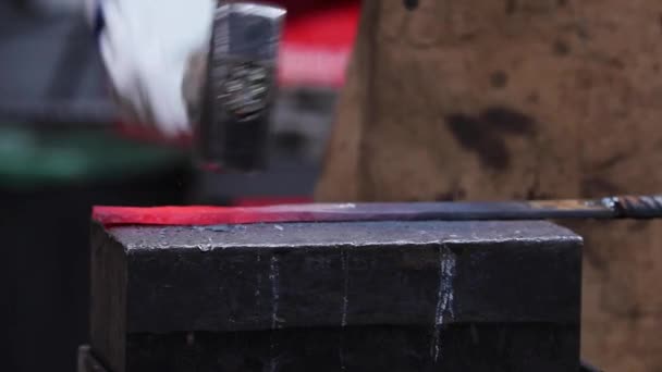 Ausgeschnittene Aufnahmen Von Anonymen Handwerkern Handschuhen Die Mit Hammer Schmiedewerkstatt — Stockvideo
