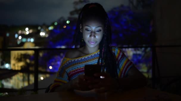 Afroamerikanerin Sitzt Abends Straßencafé Und Kommuniziert Smartphone Sozialen Medien Während — Stockvideo