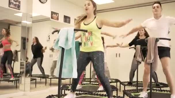 Sporcular Spor Salonunda Aktif Fitness Eğitimi Sırasında Trambolinde Zıplıyorlar — Stok video