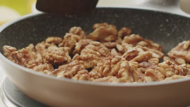 Cima Cozinheiro Irreconhecível Que Frita Nozes Panela Fogão Durante Preparação — Vídeo de Stock