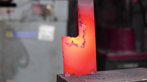 Vystřižené Záběry Anonymního Řemeslníka Rukavicích Jak Dělá Hot Metal Detail — Stock video