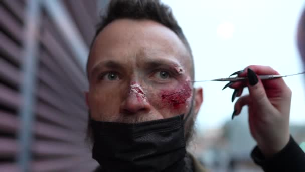 Maquiagem Artista Lubrificação Homem Pintura Com Uma Barba Máscara Facial — Vídeo de Stock