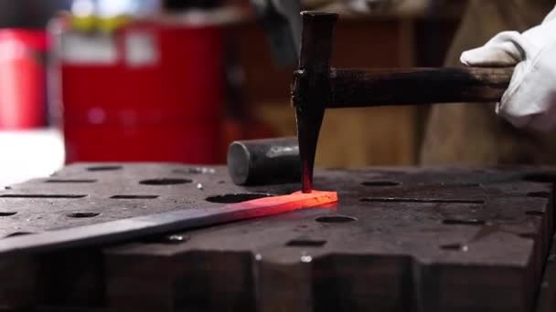 在铁匠车间用铁锤裁剪匿名工匠手套制作热金属细节的镜头 — 图库视频影像