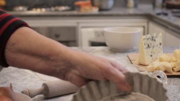 Crop Anonimowy Szef Kuchni Posypywanie Patelni Quiche Oleju Puszki Podczas — Wideo stockowe
