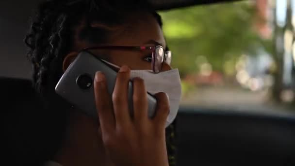 Junge Afrikanerin Mit Mundschutz Unterhält Sich Auto Mit Smartphone — Stockvideo