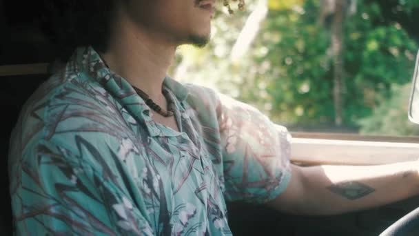 阳光明媚的一天 年轻的西班牙裔男子驾驶大篷车时 卷曲头发望着窗外的慢动作 — 图库视频影像