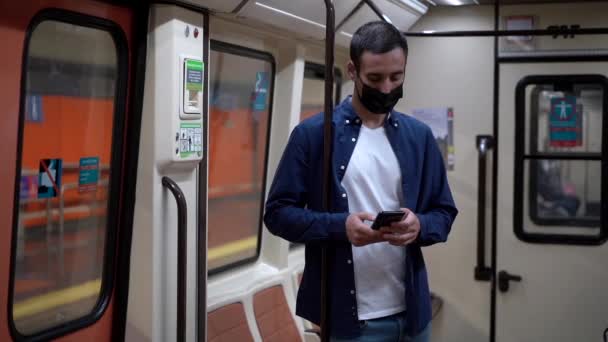 Homem Jovem Irreconhecível Vestuário Casual Mensagens Texto Celular Transporte Público — Vídeo de Stock