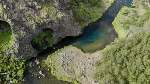 Ένα Όμορφο Τοπίο Ενός Καταρράκτη Ένα Βουνό Στην Ισλανδία — Αρχείο Βίντεο