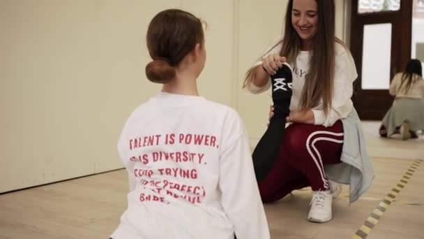 Treinador Feminino Sorridente Sportswear Ajudando Menina Alegre Com Pernas Esticando — Vídeo de Stock