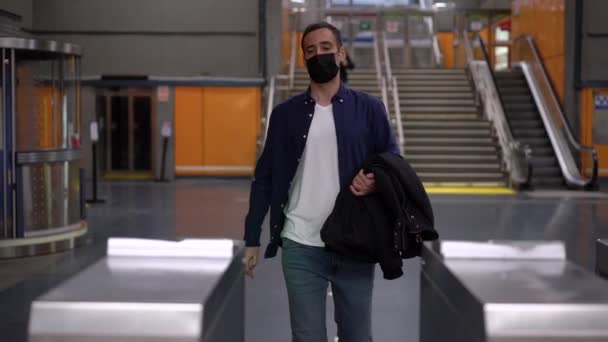 Onherkenbare Jonge Man Masker Met Ticket Passeren Geautomatiseerde Poort Ondergrondse — Stockvideo
