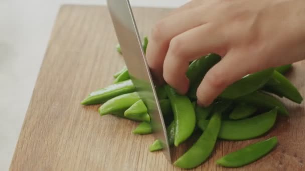 Bezimienna Samica Nożem Rąbiącym Zieloną Fasolę Drewnianej Desce Krojenia Podczas — Wideo stockowe