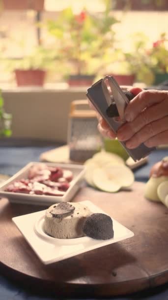 无法辨认的主厨在家里的饭桌上做饭时 用砂浆把松露洒在松软的奶酪上 — 图库视频影像