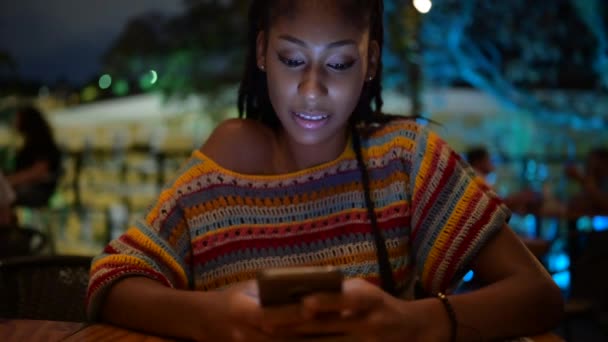 Afroamerikansk Kvinna Sitter Street Cafe Kvällen Och Messaging Sociala Medier — Stockvideo