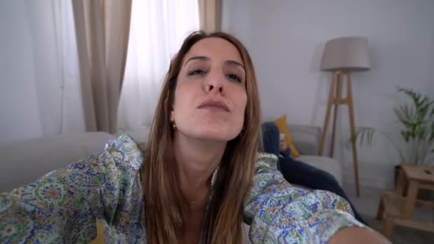 Paar Macht Selfie Mit Kamera Der Wohnung — Stockvideo