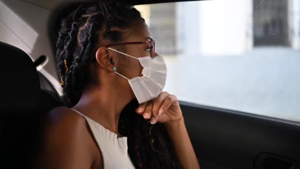 Mulher Africana Americana Máscara Facial Carro — Vídeo de Stock