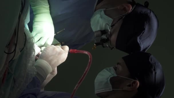 Zijaanzicht Van Anonieme Chirurgen Latex Handschoenen Uniformen Met Behulp Van — Stockvideo