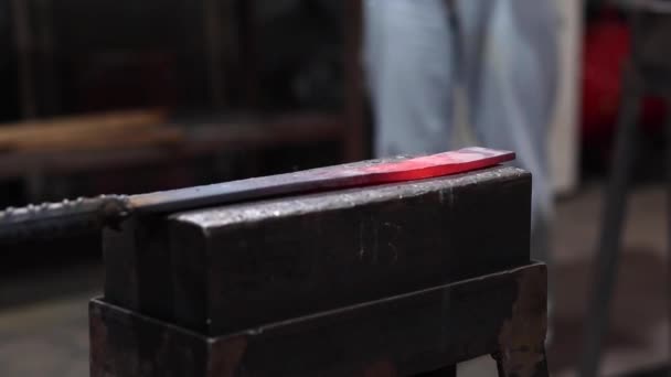 Ausgeschnittene Aufnahmen Von Anonymen Handwerkern Handschuhen Die Mit Hammer Schmiedewerkstatt — Stockvideo