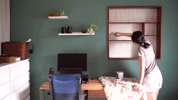 Mobilyaları Yenilerken Boya Fırçasıyla Ahşap Rafları Beyaz Renklerle Boyayan Etnik — Stok video