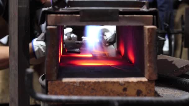 Brennendes Metallwerkzeug Heißen Hochtemperaturofen Der Schmelze — Stockvideo