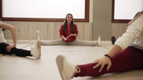 Elastyczne Tancerki Siedzące Rozszczepionych Nogach Przygotowujące Się Lekcji Przestronnej Sali — Wideo stockowe