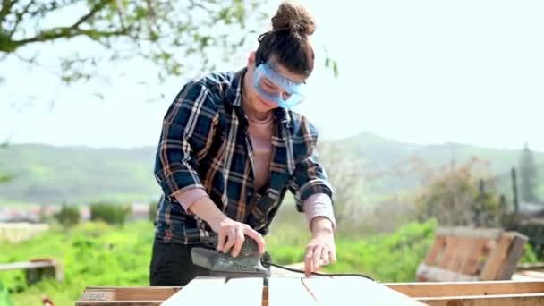 Koruyucu Gözlüklü Kadın Avluda Ahşapla Çalışıyor — Stok video