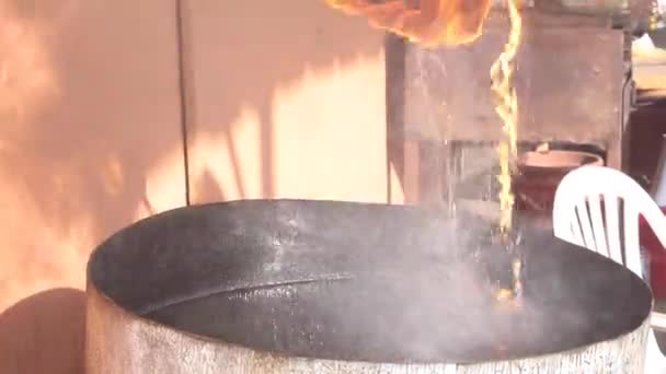 Gesichtsloser Handwerker Erhärtet Brennende Eiserne Scharfe Waffe Heißem Wasser Während — Stockvideo
